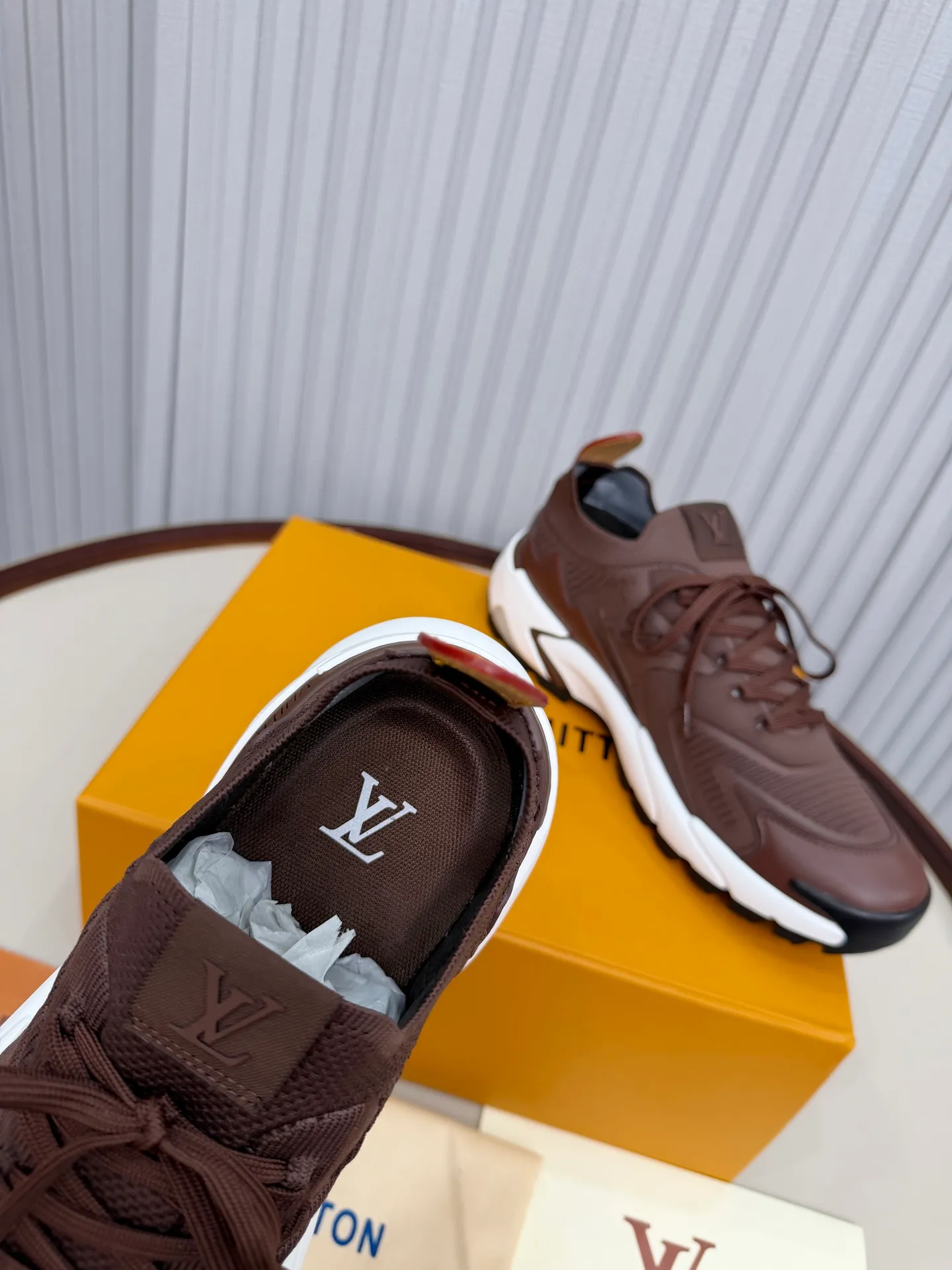 Men's men's shoes P640! Top version LV Louis Vuitton L Jialu brand Runner Tatic series thick-soled casual sports shoes running shoes original purchase development and production This LV Runner Tatic sports shoe combines fly woven fabric material to interpret the inspiration of traditional mountaineering shoes. The LV letters are written on one side, the Louis Vuitton logo, and the light and wear-resistant rubber outsole complete the whole package. The delivery counter is exquisitely packaged🛍📦 ▪️Fabrics: Original imported custom fly-knit fabric ▪️Inner lining: Original custom-made breathable mesh ▪️Sole: Original molded anti-slip rubber combination material ▪️Sole thickness: 4CM ▪️Size: Men's 39-45